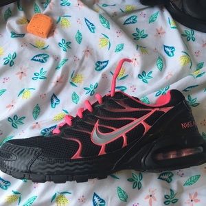 I’m selling black size 8.5 Air Max Nikes.